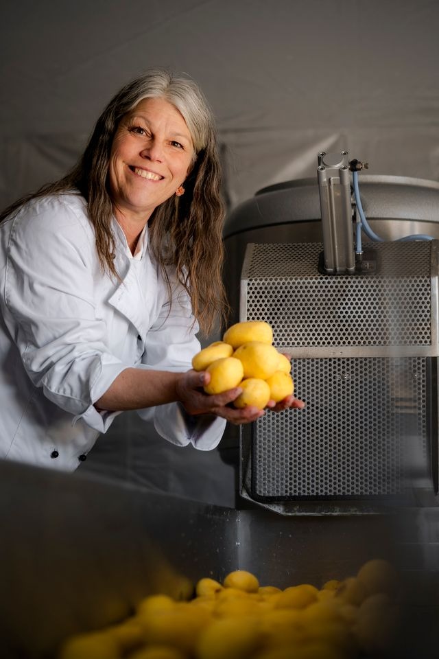 Silke Beyer hält frisch geschälte Bio-Kartoffeln aus Thüringen